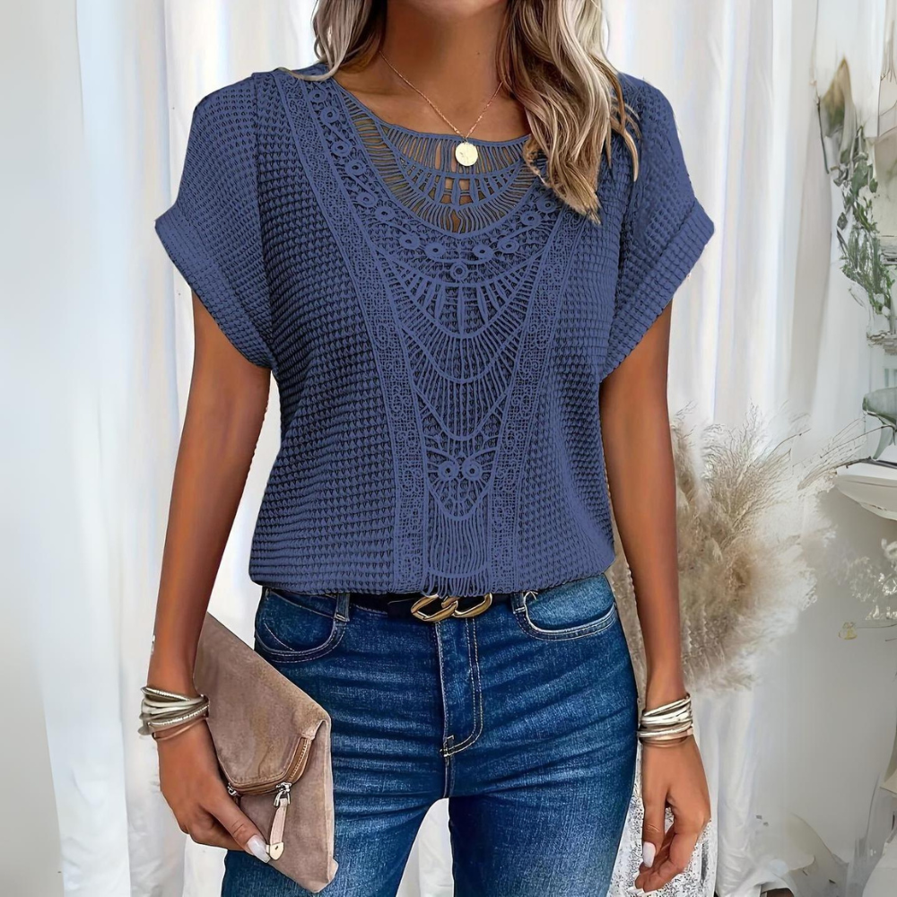 Blusa feminina sofisticada, com detalhes que a tornam um top elegante para qualquer ocasião.