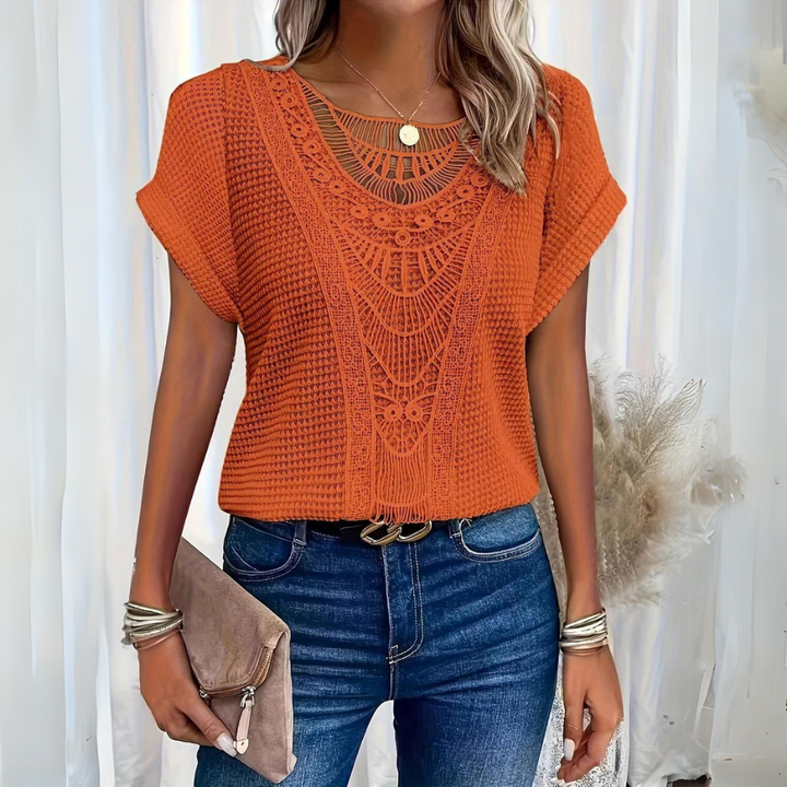 Blusa feminina com detalhes finos, um top delicado e elegante para festa ou uso diário.