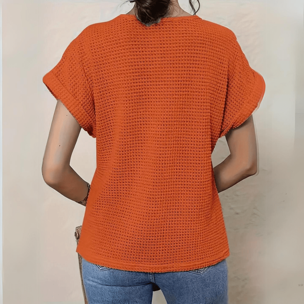 Blusa feminina elegante com detalhes em renda, estilo Ibiza. Uma peça de moda versátil para o guarda-roupa.