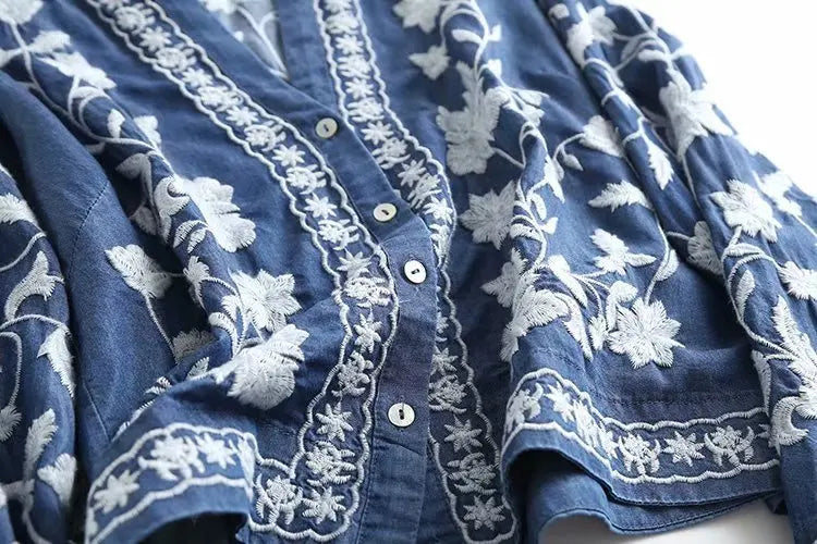 Cardigã feminino elegante com estampa floral, ideal para look casual chique.