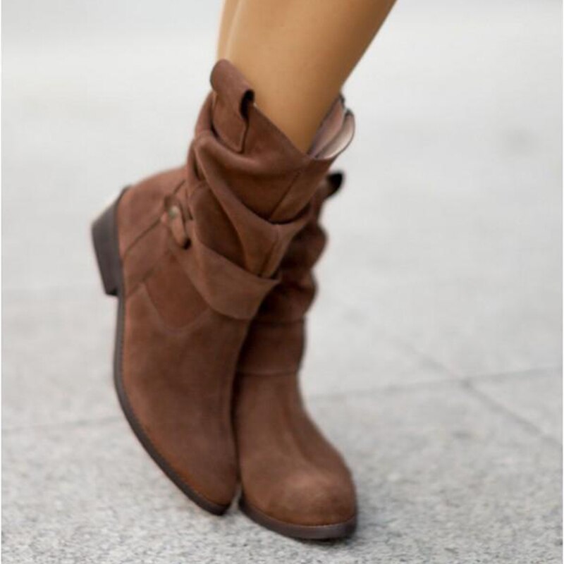 Bota feminina elegante de cano curto, fecho lateral e biqueira redonda. Calçado de moda para inverno e outono.