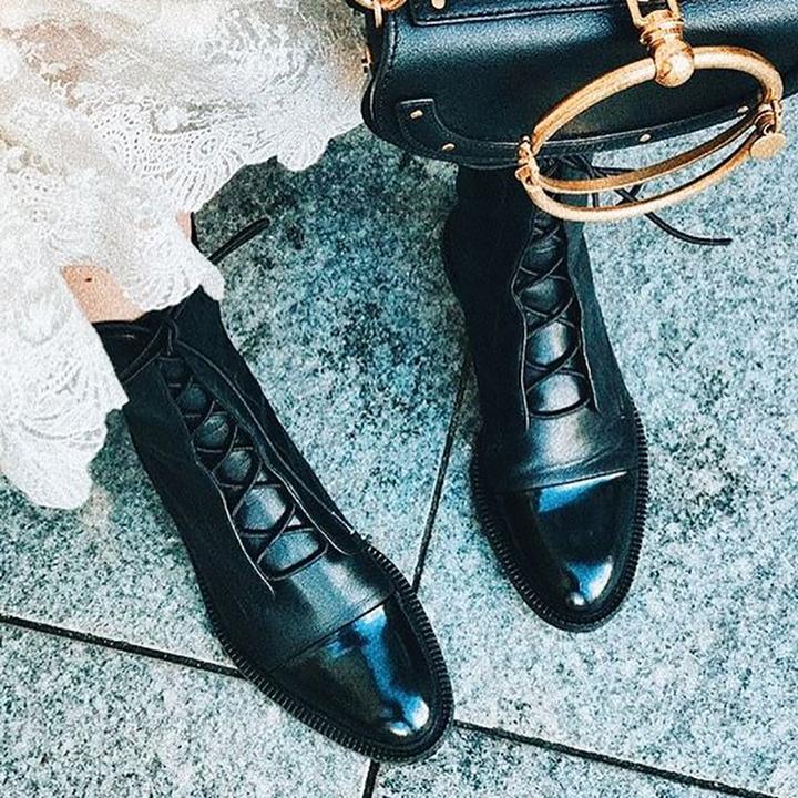 Sapatos femininos: botas de salto alto em couro preto, perfeitas para um look elegante e sofisticado.