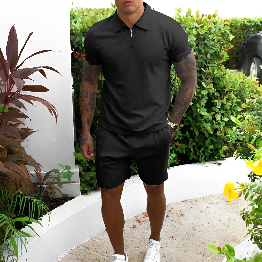 Homem em conjunto coordenado de shorts e camisa, estilo casual para o verão. Moda masculina, ideal para lazer e viagem.