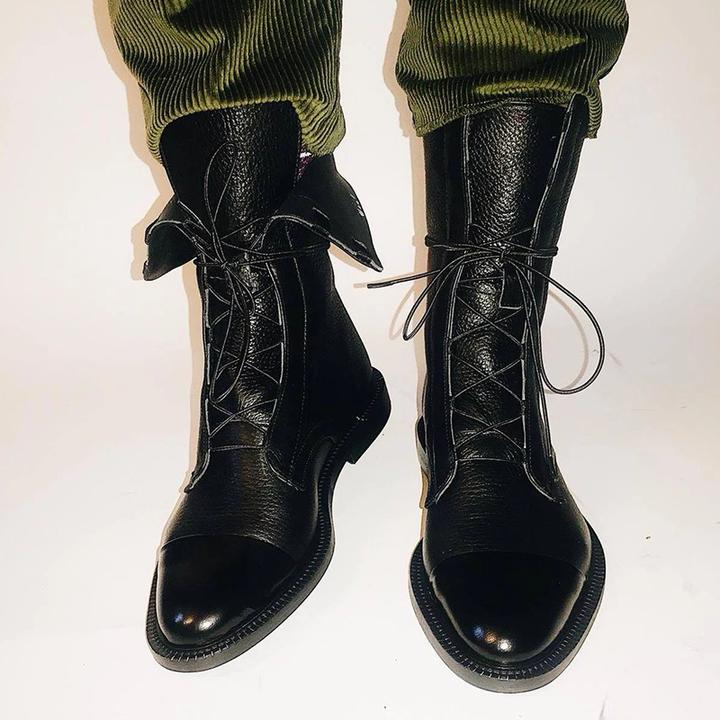 Botas de senhora: calçado feminino de salto alto, combinando durabilidade, conforto e um toque de elegância.