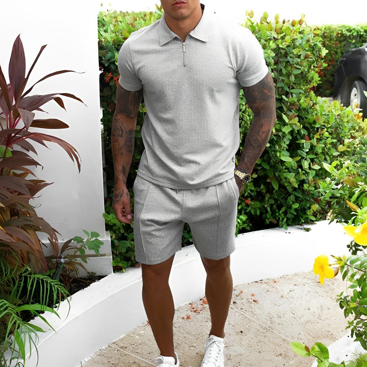 Roupa de verão masculina: conjunto casual com shorts e camisa de tecido leve e respirável para conforto em dias quentes.