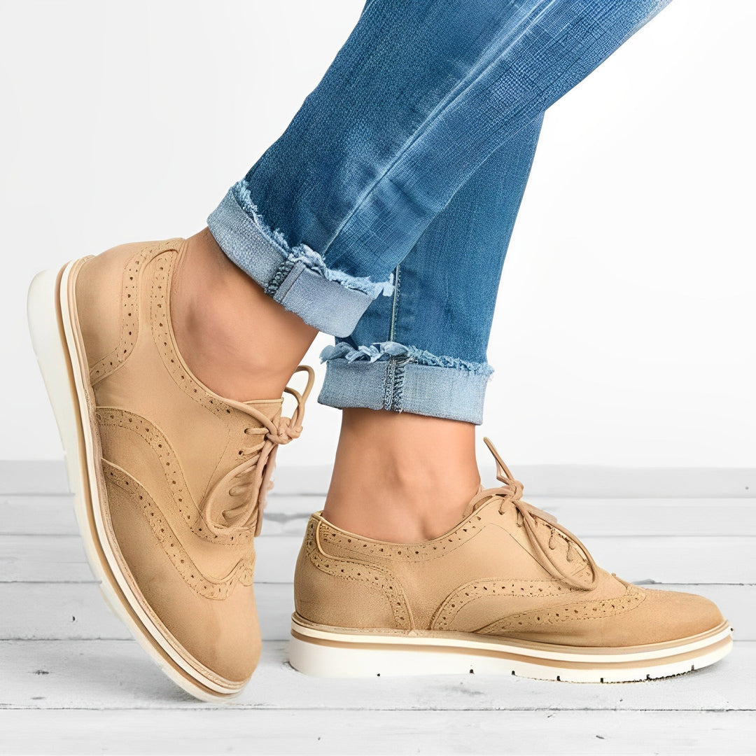 Sapatos Oxford femininos com recortes elegantes, perfeitos para primavera e verão, estilo moderno e confortável.