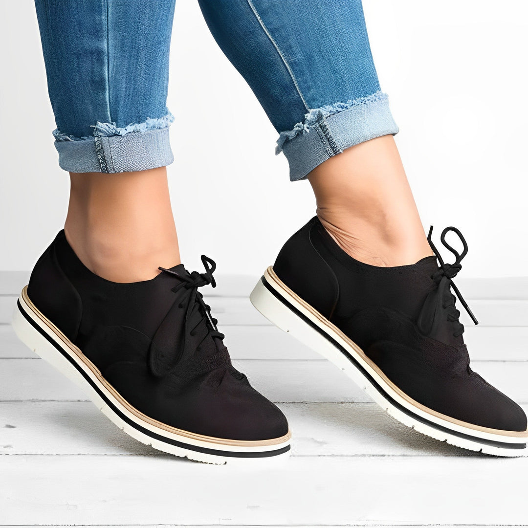 Oxford feminino elegante com recortes vazados, ideal para looks casuais e semi-formais. Conforto e moda.