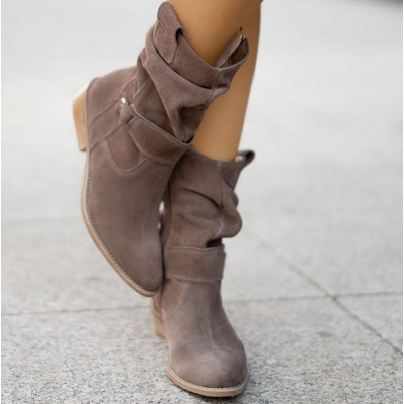 Botas femininas confortáveis de cano curto com fecho, biqueira redonda e sola antiderrapante. Ideal para o dia a dia.