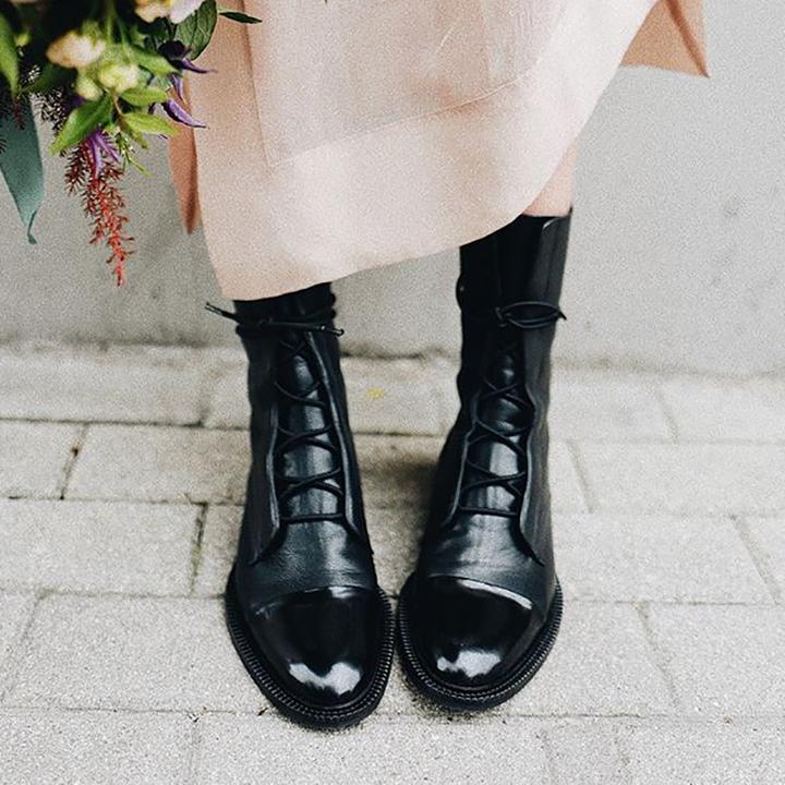 Botas femininas de salto alto castanhas, com design atemporal, ideais para estilo casual ou eventos especiais.
