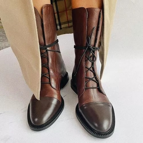 Botas pretas de salto alto, calçado feminino versátil que oferece elegância e conforto para a mulher moderna.