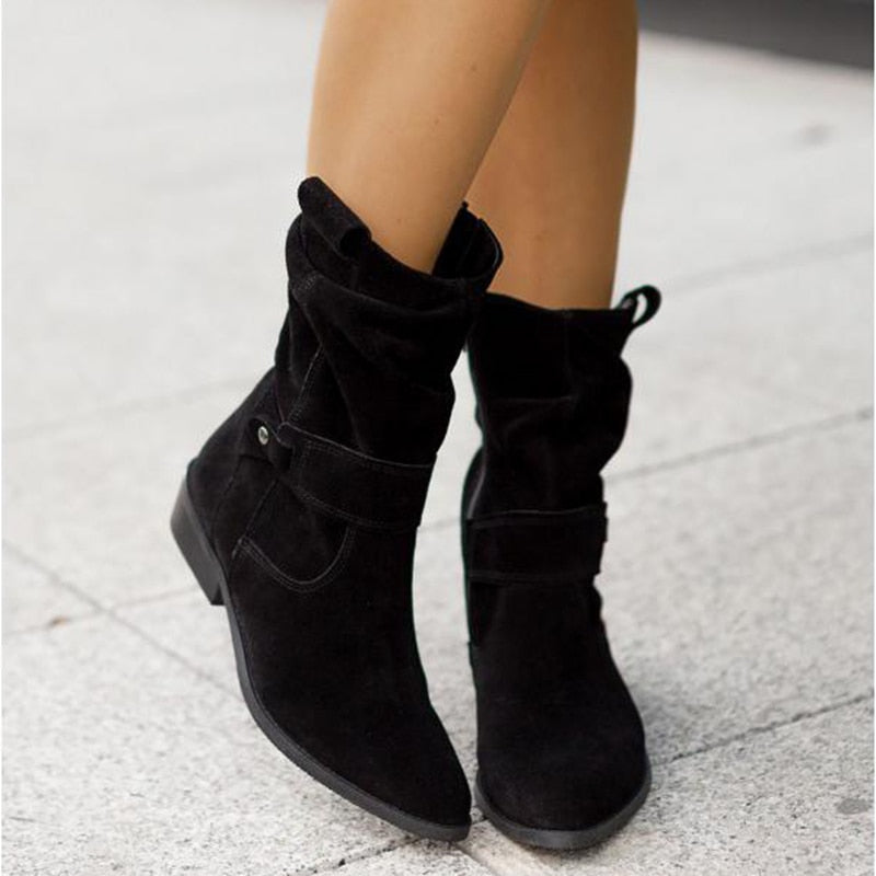 Botas femininas de cano curto com design moderno, fecho prático e biqueira redonda. Versátil para moda casual.