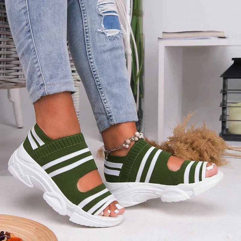 Sandália feminina com ajuste largo, ideal para joanete, oferece conforto e suporte ortopédico.