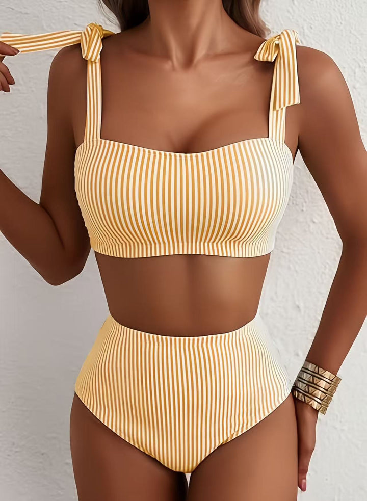 Biquíni feminino de cintura alta com detalhes de laço, perfeito para o verão na praia.