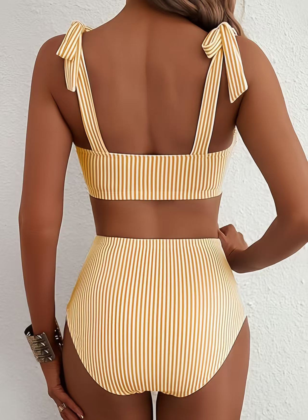 Biquíni feminino com calcinha cintura alta e laço, ideal para um dia de sol na praia.