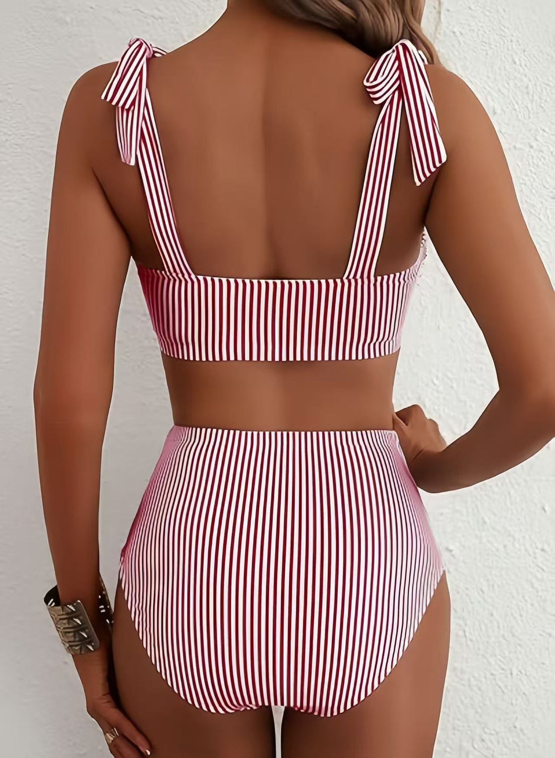 Moda praia: biquíni feminino estilo cintura alta, com laço decorativo, super confortável.