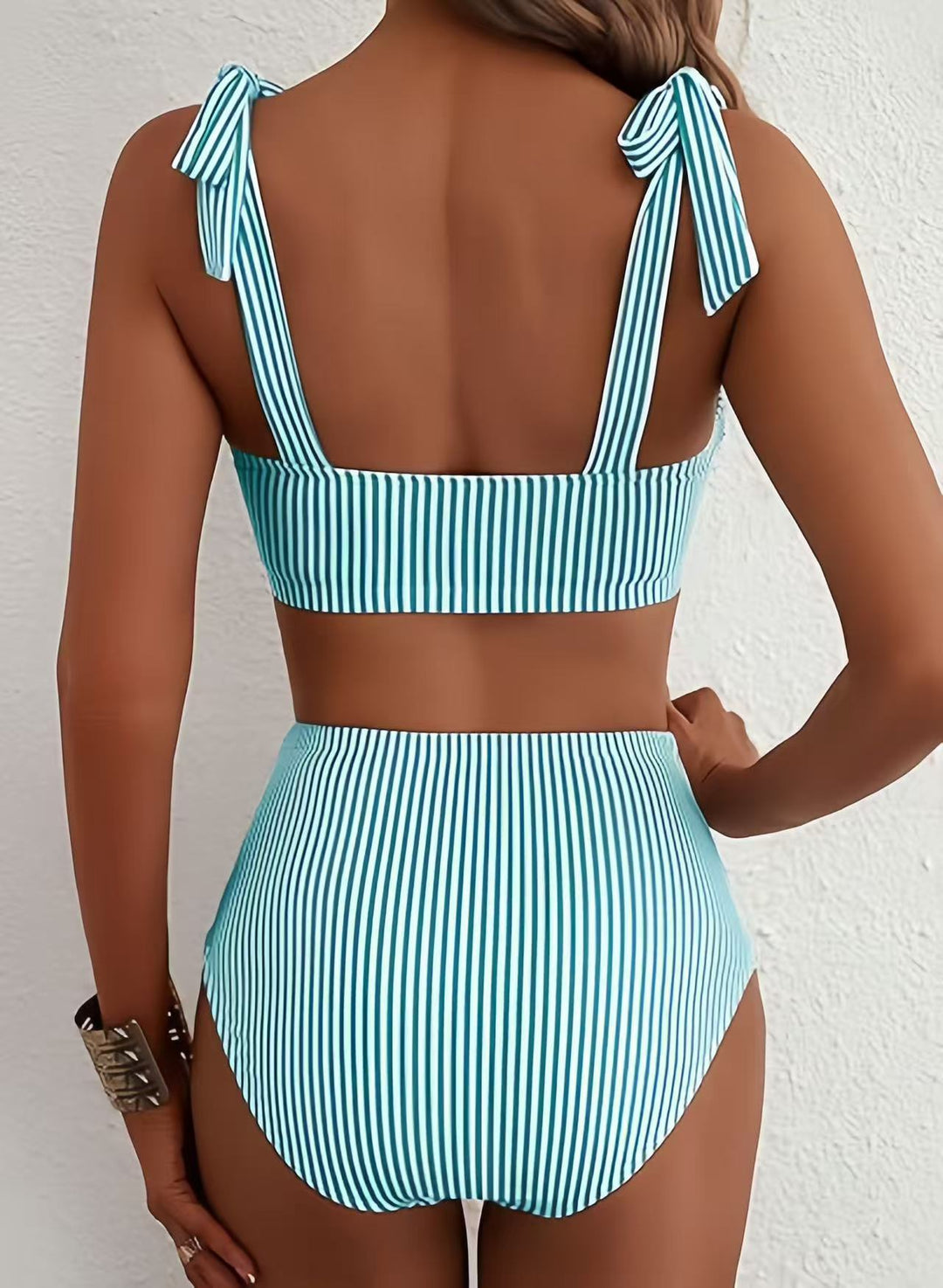 Roupa de banho feminina: biquíni cintura alta com laço, perfeito para praia e relaxar.