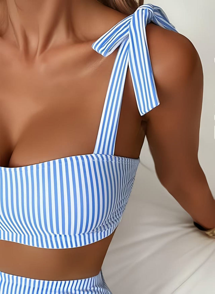 Biquíni feminino cintura alta, com laço ajustável, estilo e conforto para a piscina.