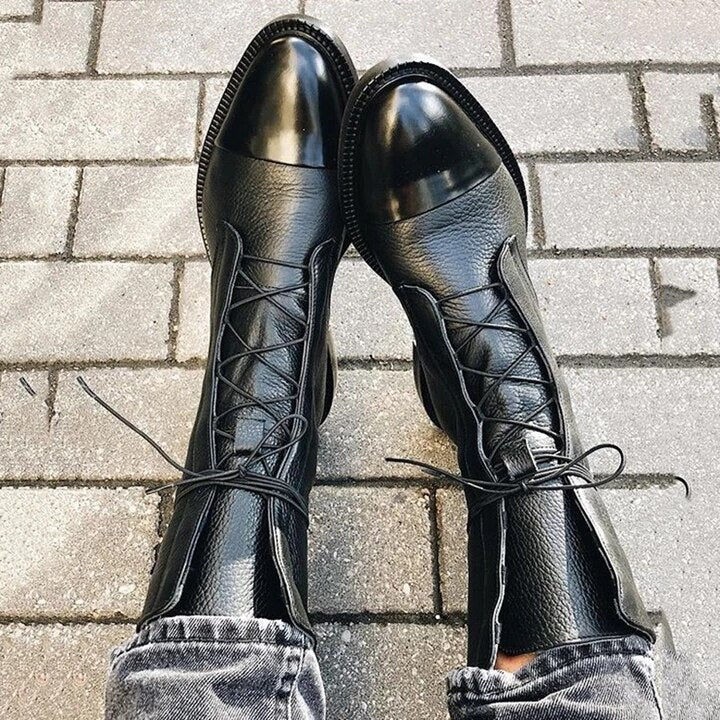 Calçado feminino de senhora: botas castanhas de salto alto, estilo atemporal, ideal para o conforto diário.