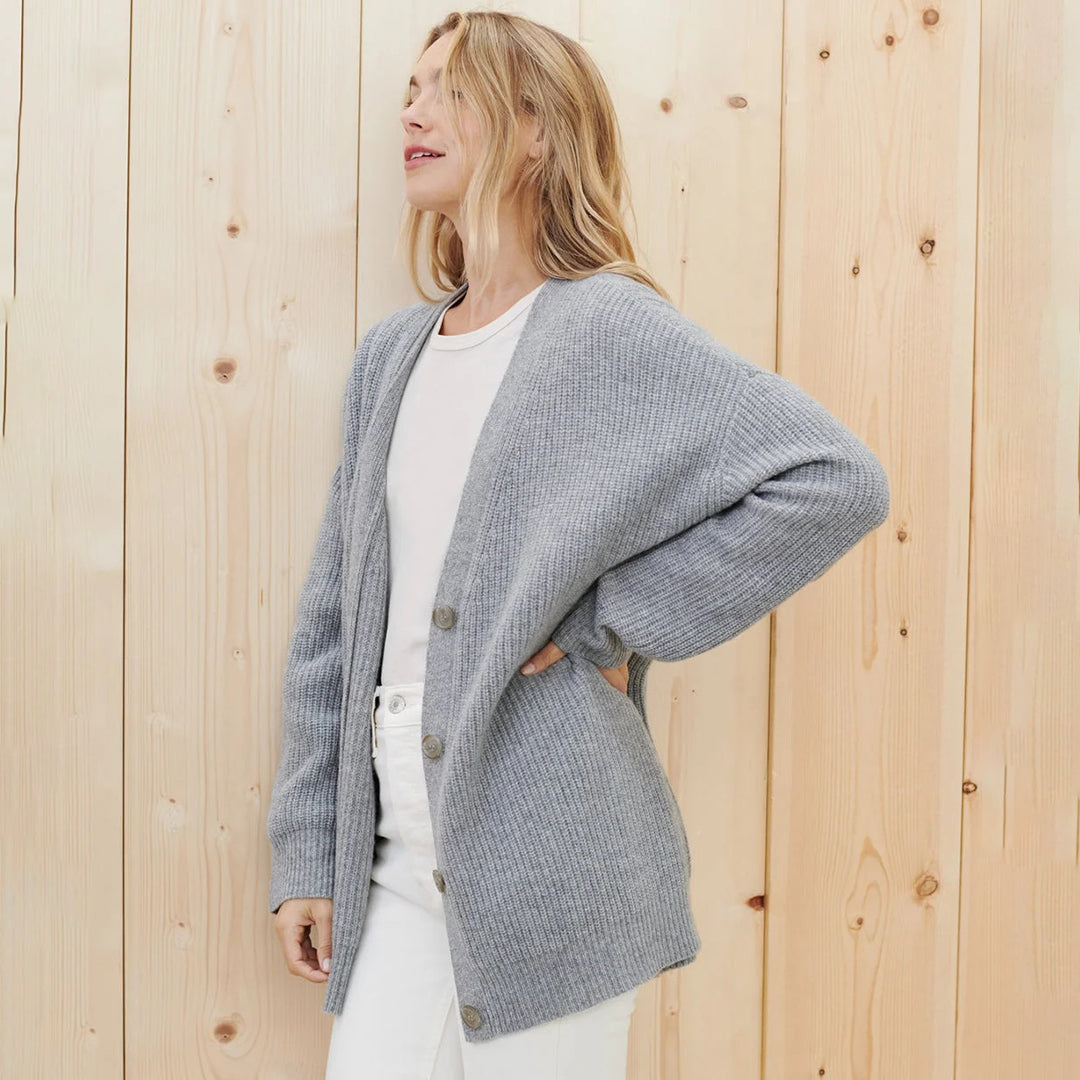 Blazer feminino oversized azul marinho, muito confortável e elegante, ideal para looks de moda casual ou formal.