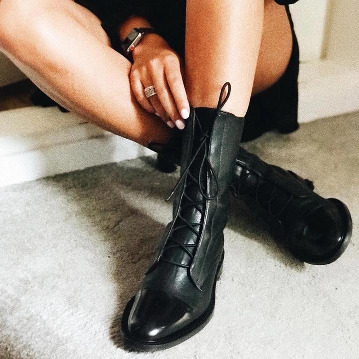 Botas femininas elegantes de salto alto, ideais para realçar a moda feminina com conforto e sofisticação.