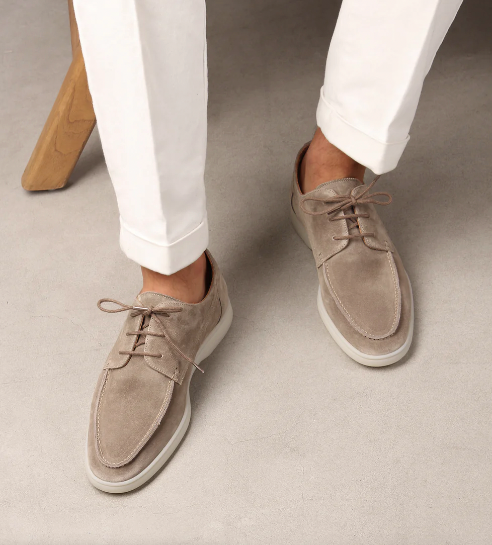 Sapatos mocassins masculinos, combinando estilo versátil e conforto para looks de verão.