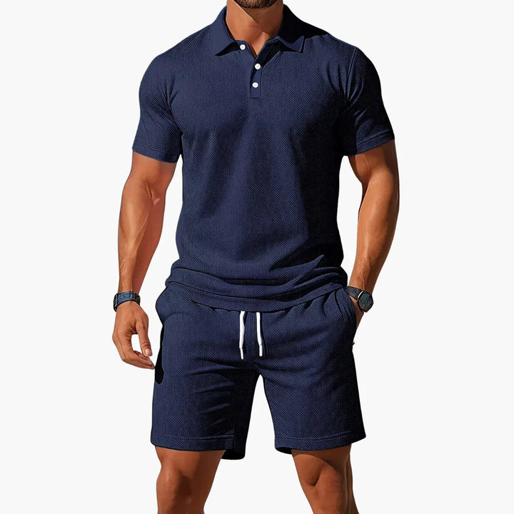 Conjunto polo e bermuda masculino, ideal para o verão, oferecendo estilo casual e conforto respirável.