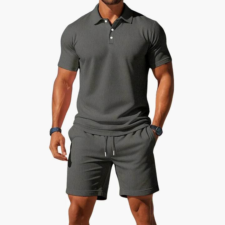 Conjunto masculino de verão com polo e bermuda, tecido respirável para máximo conforto e estilo casual.