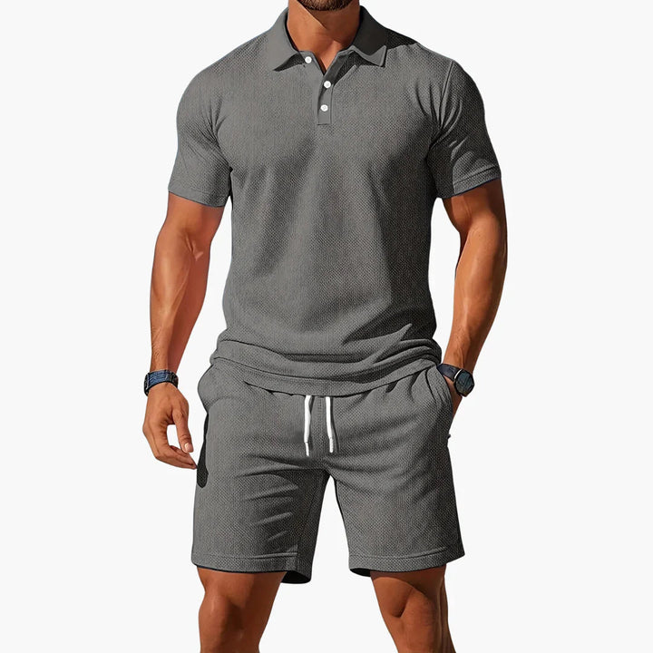 Moda masculina verão: conjunto casual de polo e bermuda, perfeito para dias quentes com muito estilo.