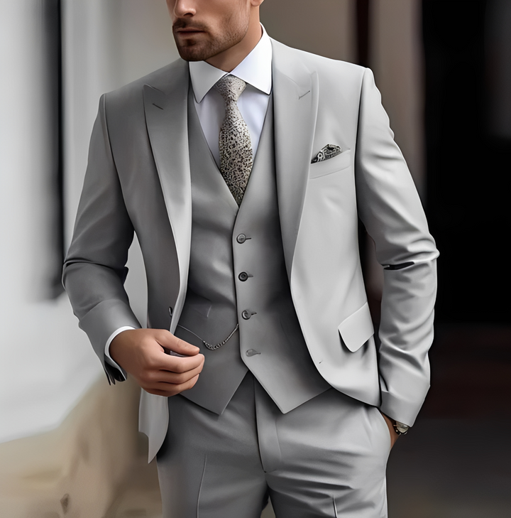 Terno formal masculino de três peças (paletó, colete, calça) slim fit, ideal para ocasiões especiais.