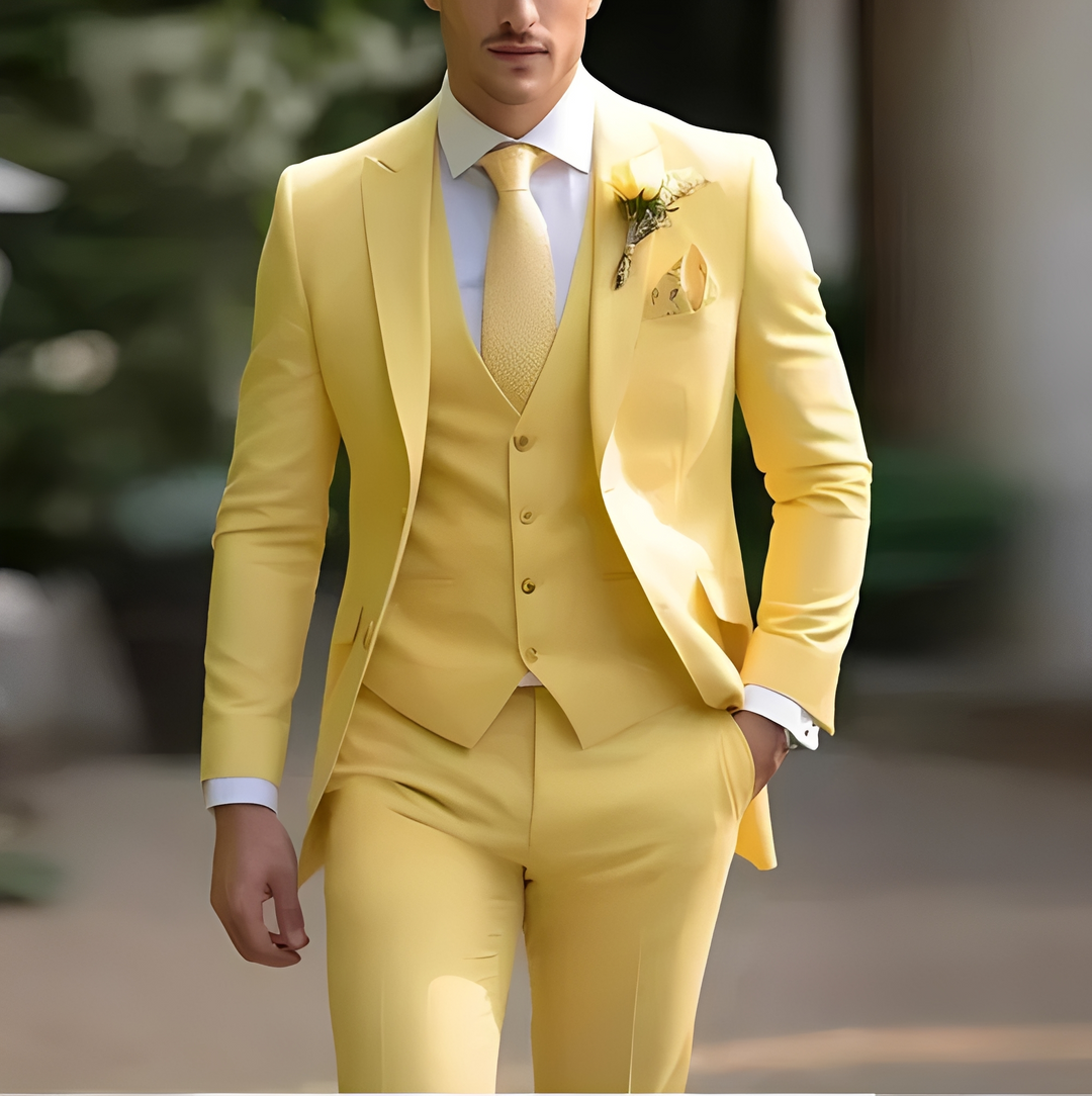 Elegante terno azul marinho slim fit de três peças para noivos e convidados de casamento.