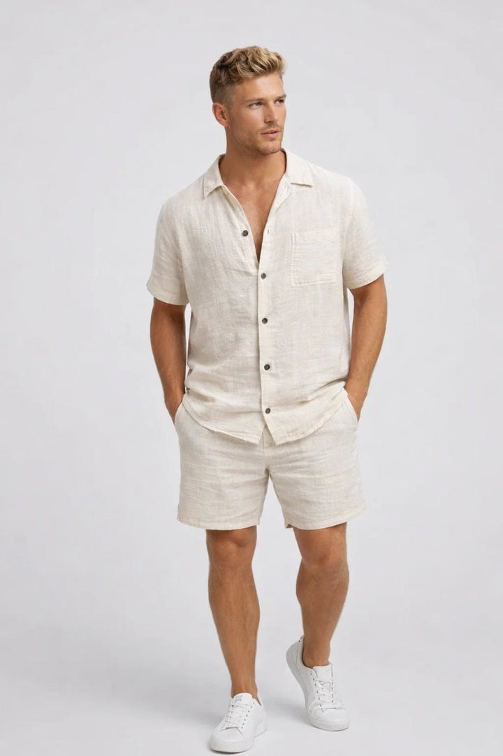 Conjunto masculino de bermudas casual para verão, com fecho de botões e estilo moderno para dias quentes.