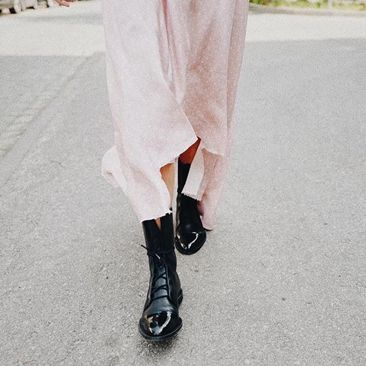 Botas pretas de salto alto para mulheres, um calçado versátil que une elegância e conforto para todas as estações.