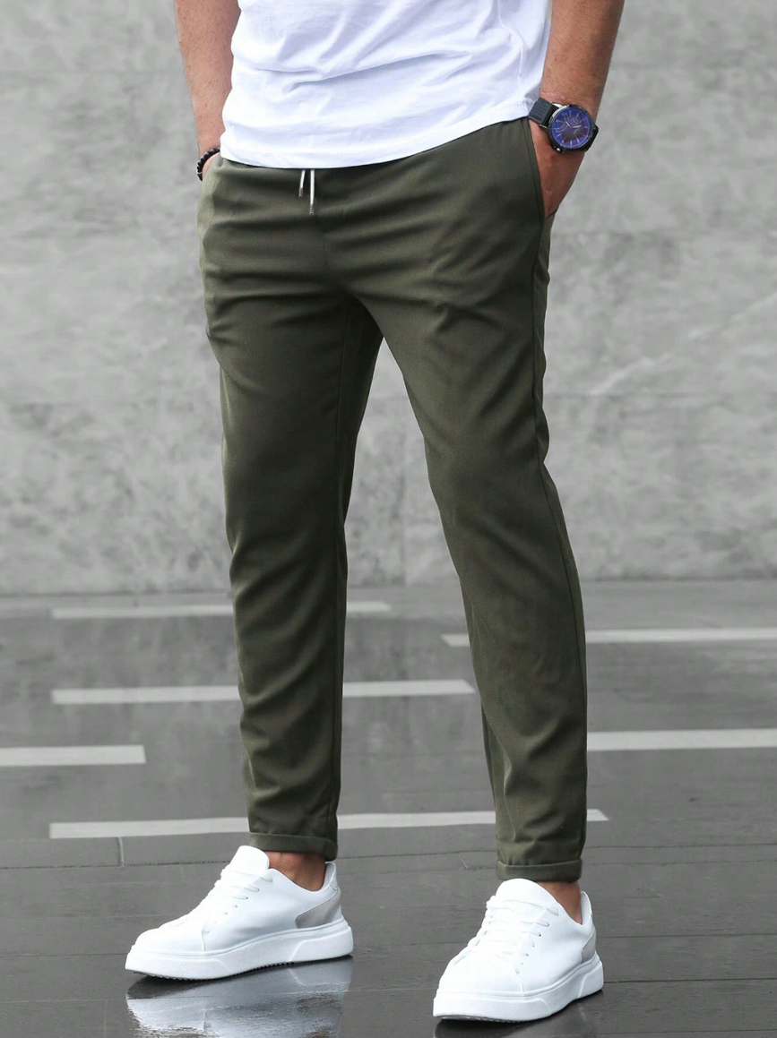 Calça masculina stretch Nico elegante, ideal para estilo casual-formal. Conforto inovador e vestuário masculino.