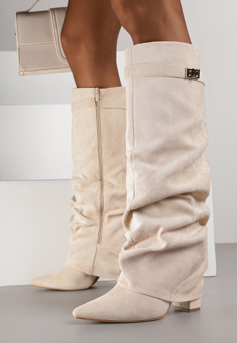 Bota slouch feminina vista frontal, bico pontiagudo e salto baixo, casual chic.