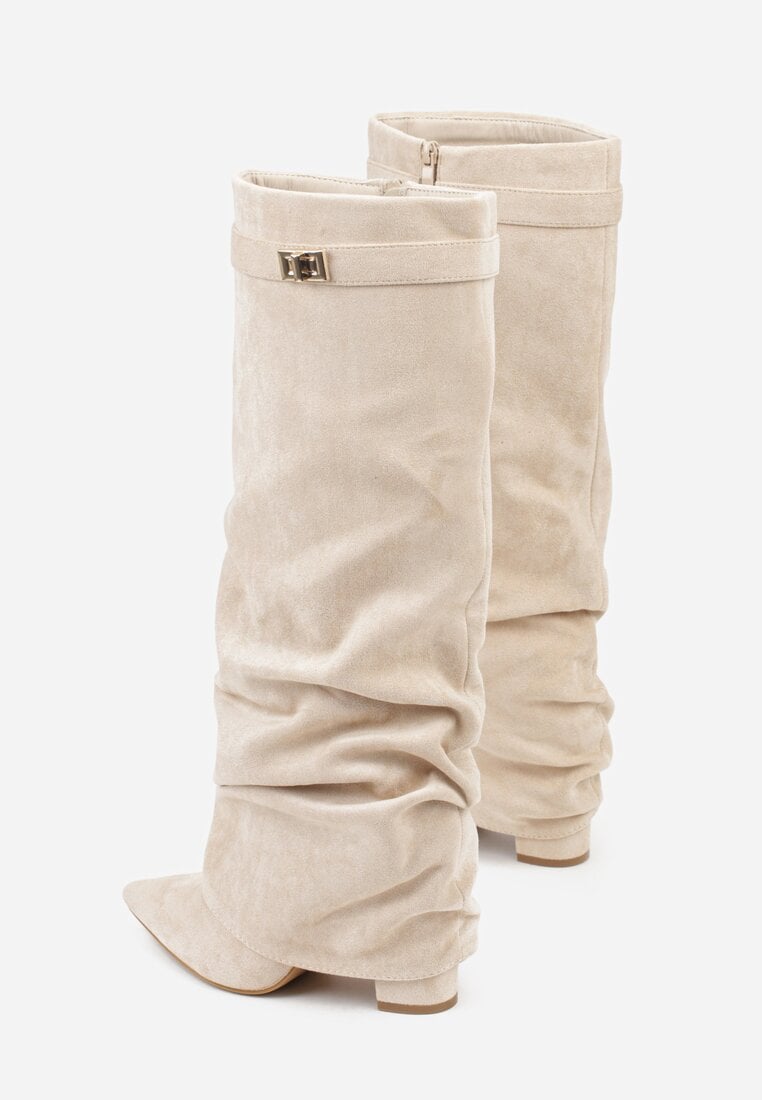Detalhe do bico pontiagudo das botas slouch femininas, salto baixo, couro vegano.
