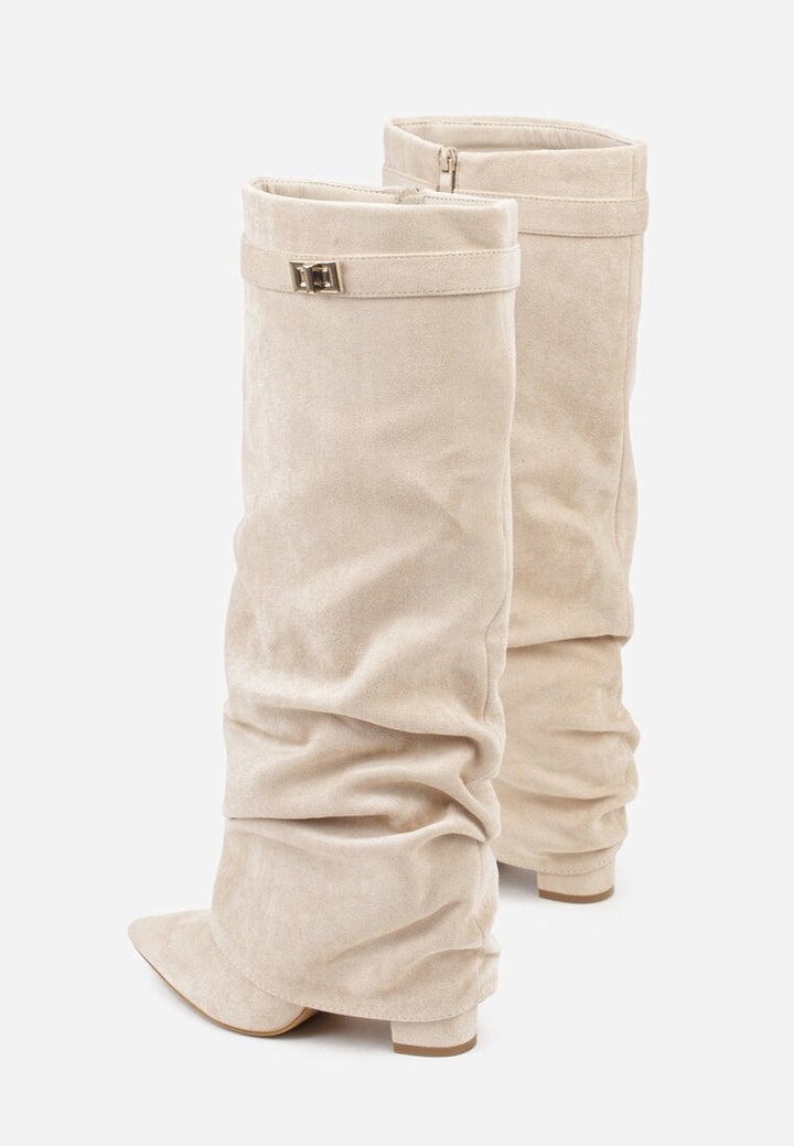Detalhe do bico pontiagudo das botas slouch femininas, salto baixo, couro vegano.