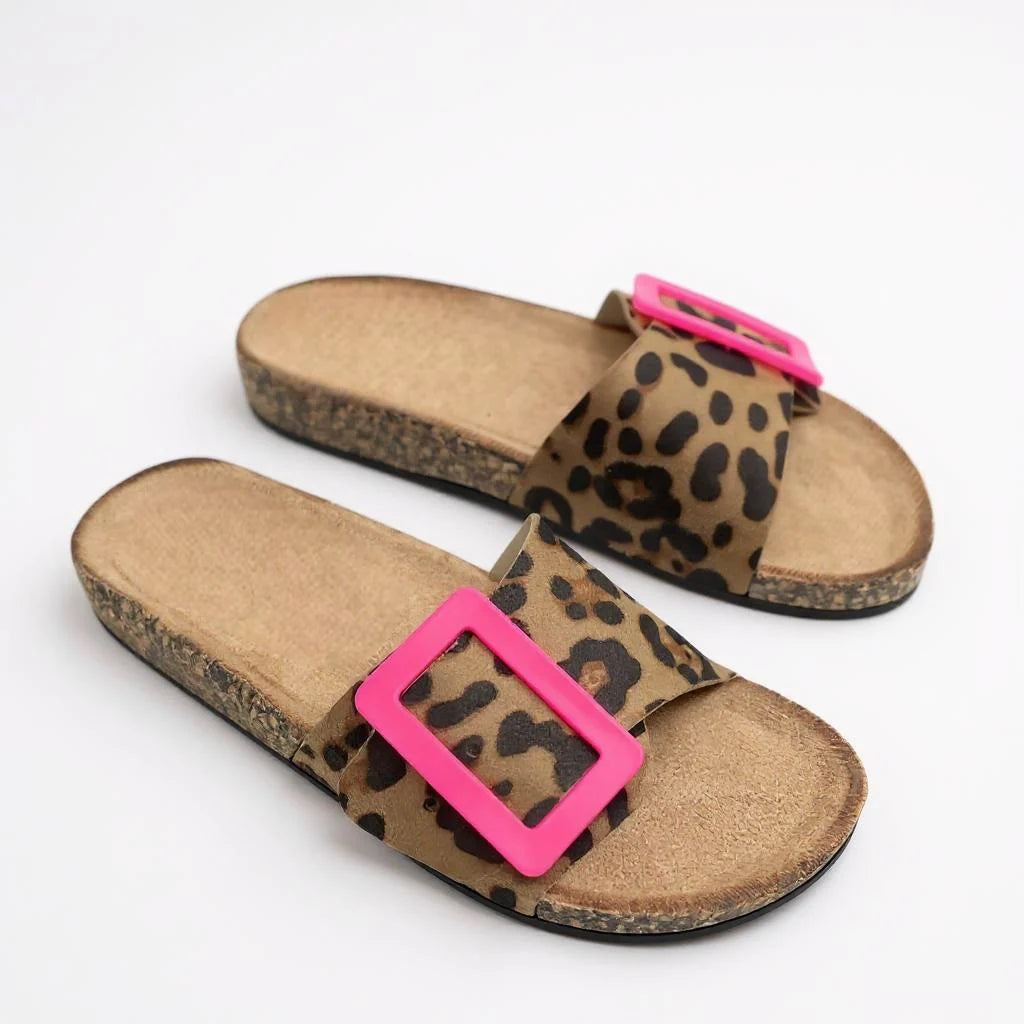 Sandália feminina slip-on de verão com fivela decorativa, bico aberto e design confortável para o dia a dia.