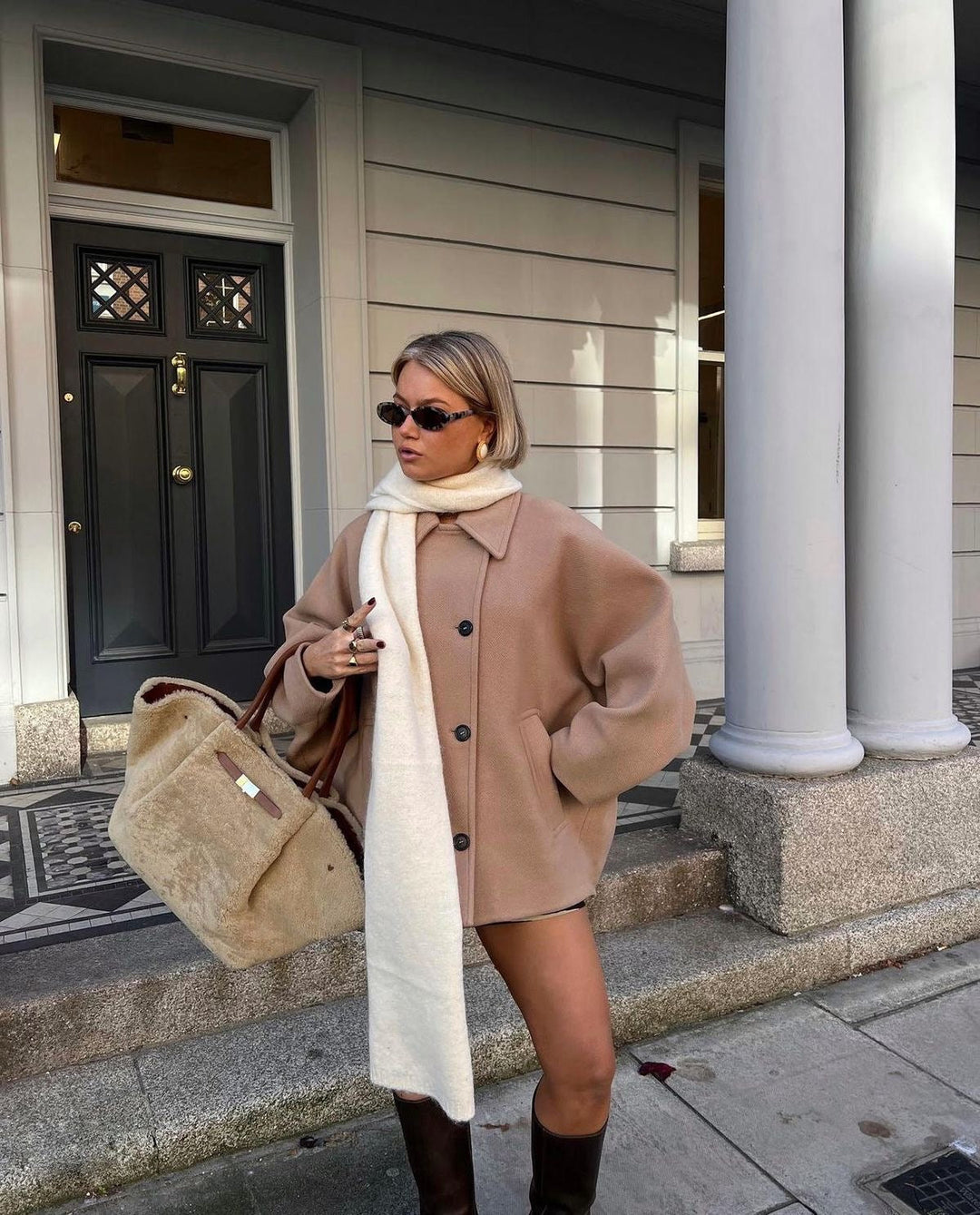 Casaco feminino de outono, oversized e estiloso, com toque moderno e casual. Conforto em foco.