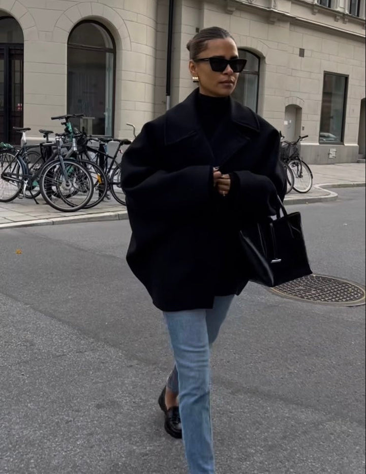 Casaco feminino oversize preto, moderno e confortável para o outono. Quente e perfeito para dias frios.