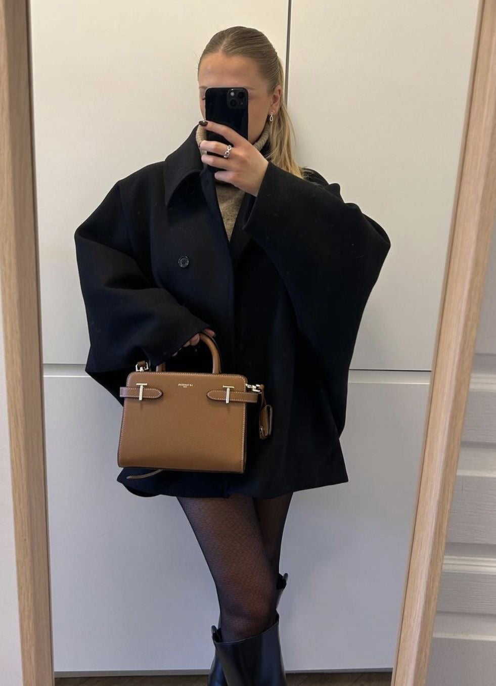 Agasalho feminino oversized, quente e estiloso para outono/inverno. Elegante, moderno e confortável.