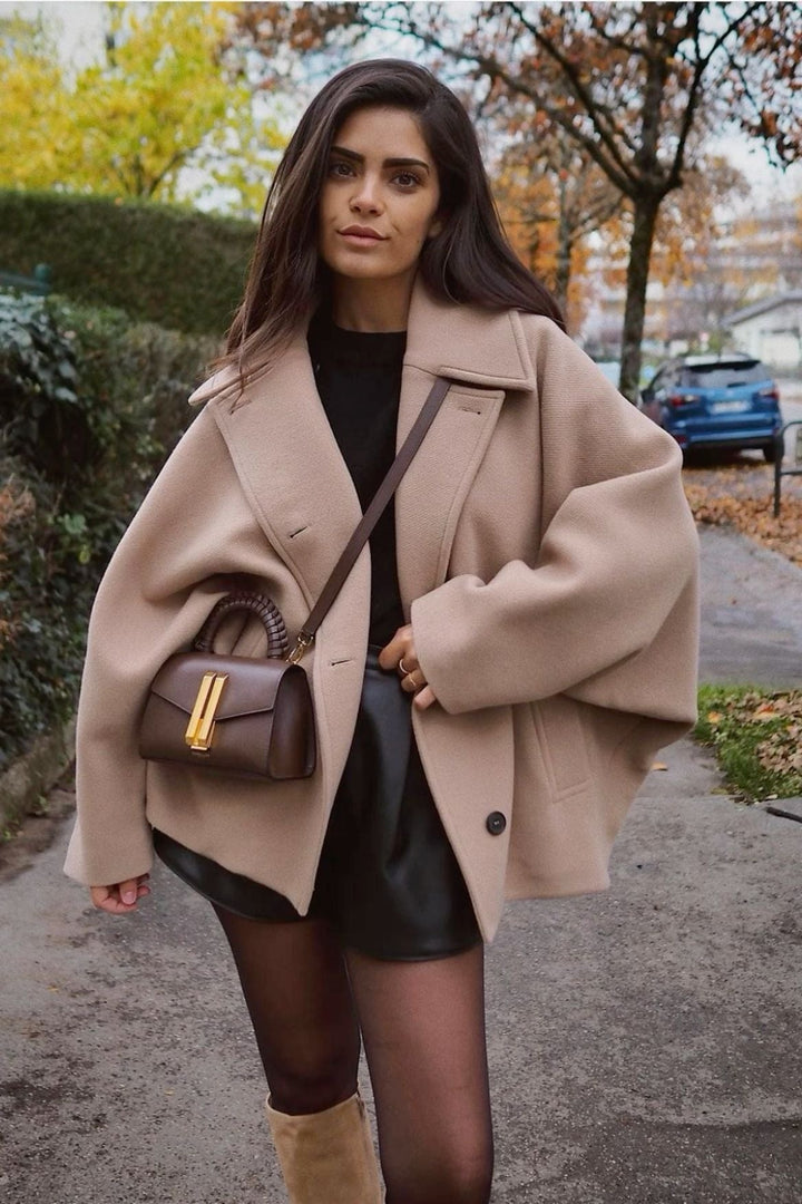 Casaco feminino bege, oversized e confortável para o outono. Estiloso e ideal para o dia a dia.