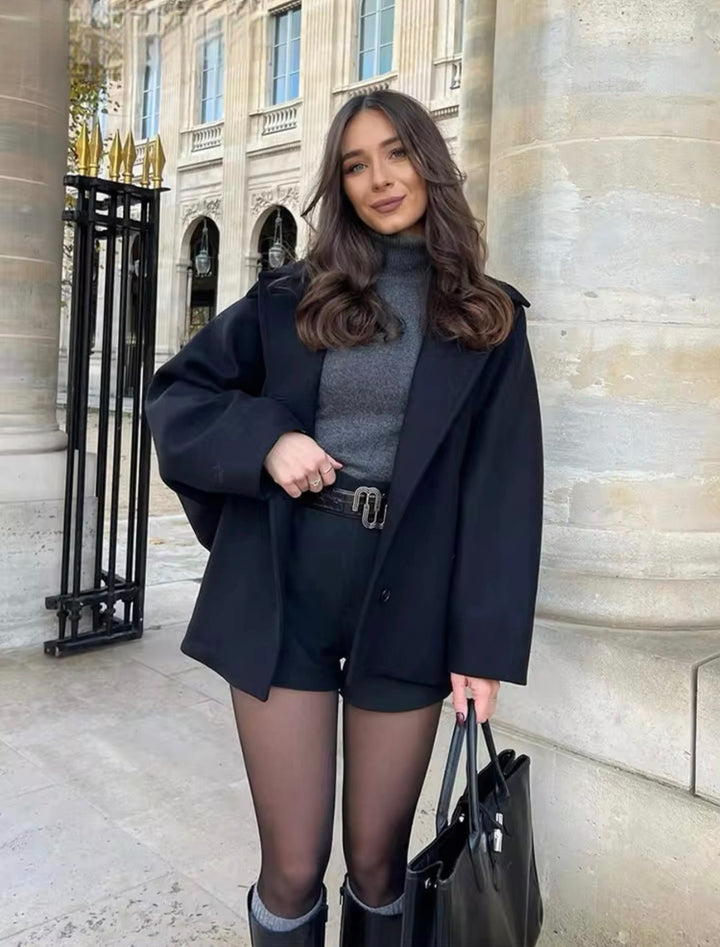 Agasalho feminino de outono, oversized e moderno, em bege. Estiloso, quente e muito confortável.
