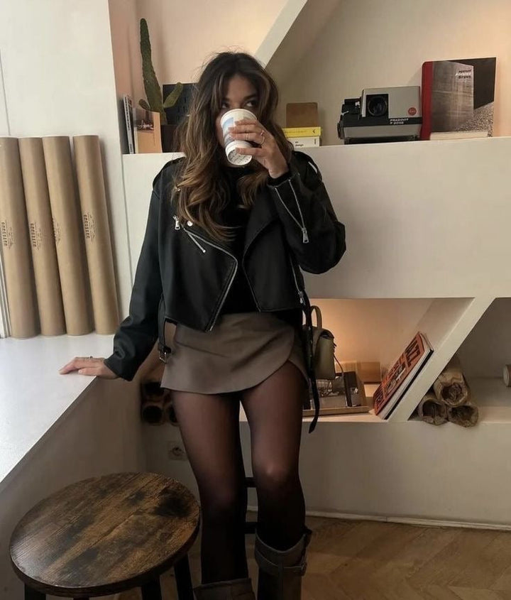 Saia Curta Feminina com calção integrado, unindo conforto e elegância na moda casual chique.