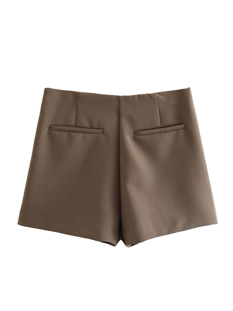 Saia Curta Feminina castanha, com calção integrado para máximo conforto. Look elegante de verão.