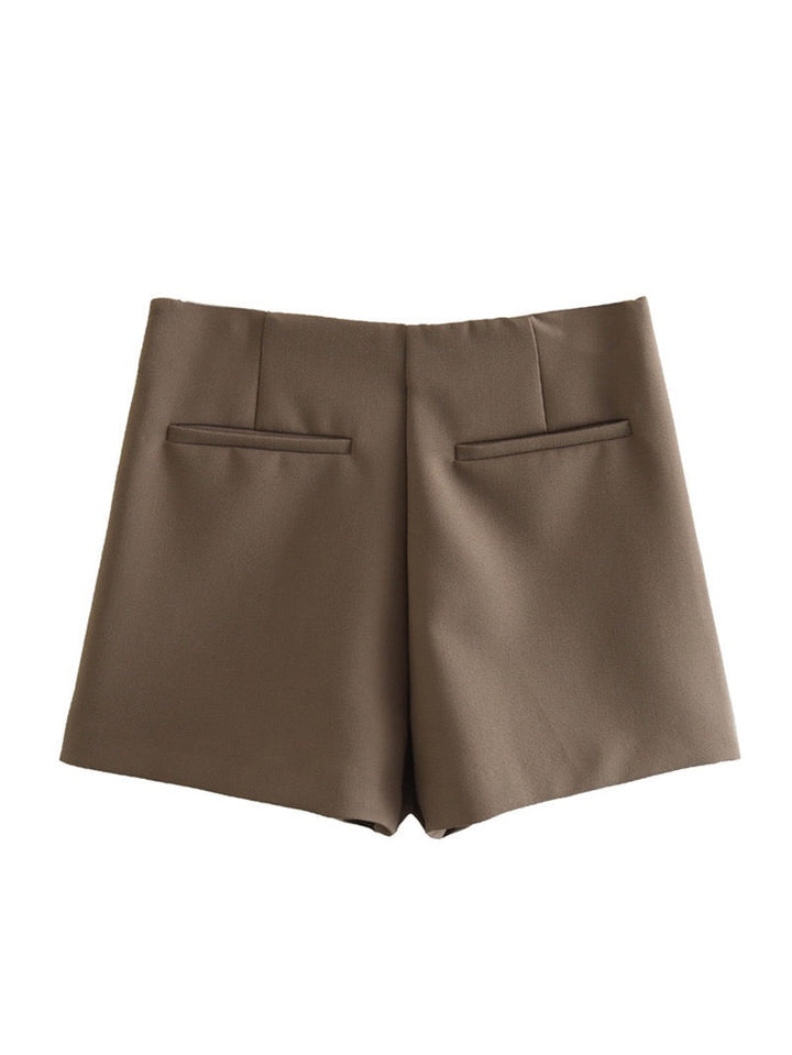 Saia Curta Feminina castanha, com calção integrado para máximo conforto. Look elegante de verão.