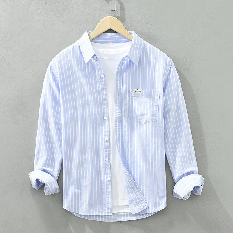 Elegante top feminino listrado, perfeito para dias de verão e passeios na praia. Blusa com design moderno.