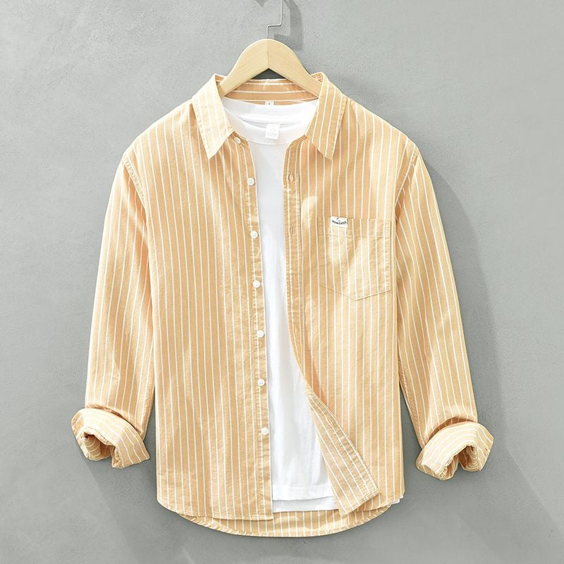 Roupa feminina listrada com cores vibrantes, top para verão e praia. Conforto e elegância casual.