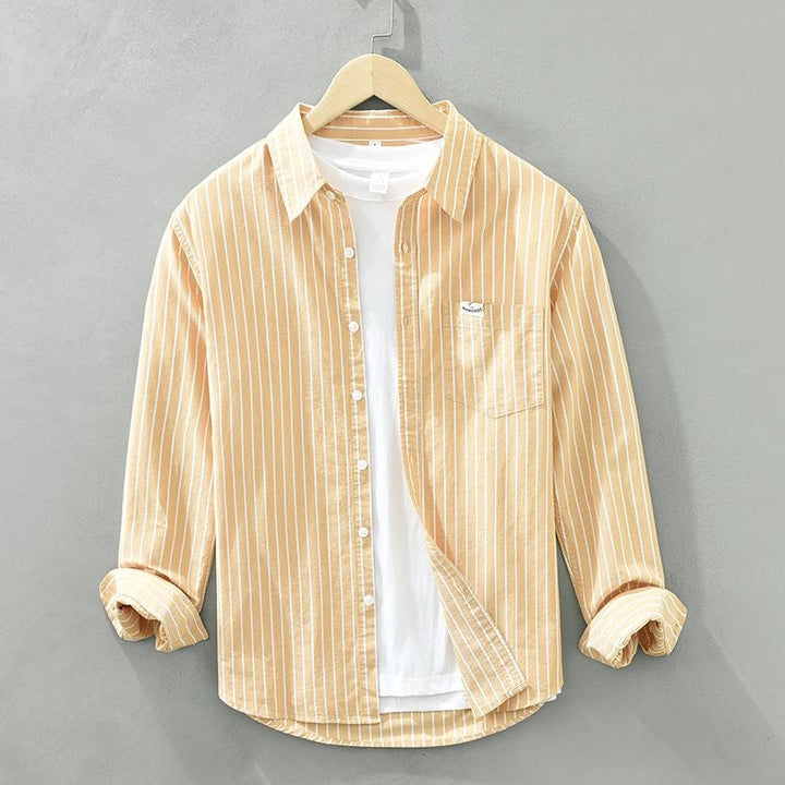Roupa feminina listrada com cores vibrantes, top para verão e praia. Conforto e elegância casual.