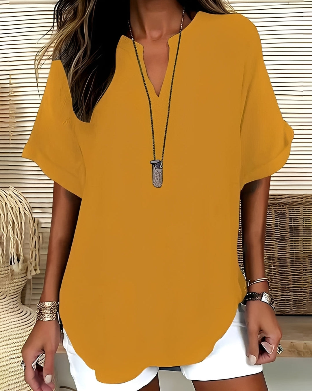 Blusa feminina casual solta, garantindo conforto e estilo sem esforço. Peça essencial para a moda feminina diária.