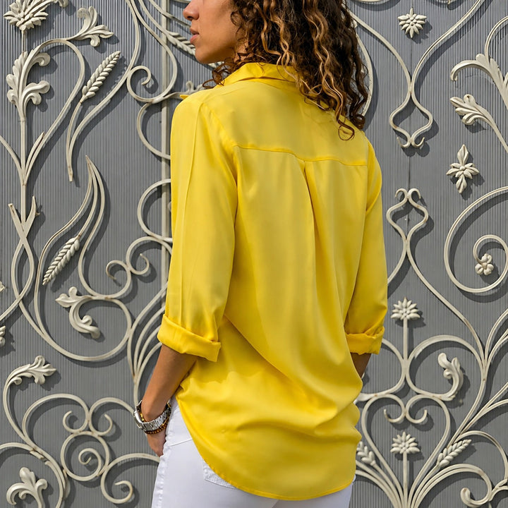 Vista frontal da blusa feminina casual com decote V, perfeita para o guarda-roupa de verão.